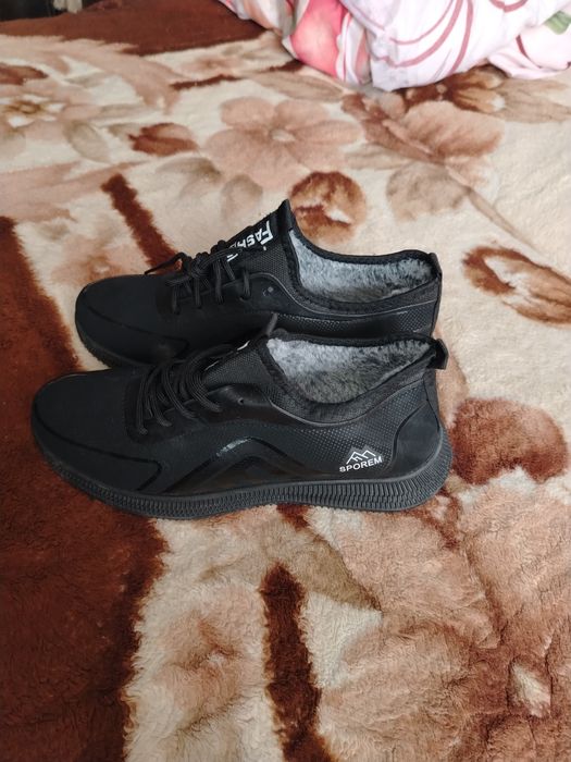 Продам весенние кроссовки