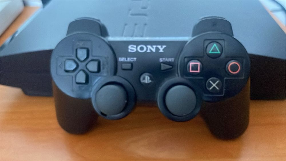 Vând Ps3 modat cu maneta și cabluri