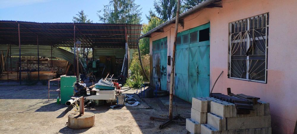 Продавам производствен имот с къща в град Лозница