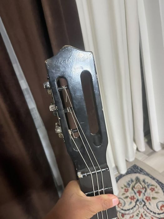 Чёрная акустическая гитара