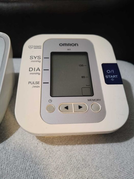 Lot 3 tensiometre OMRON, M6 Confort 2 bucati si M3 1 bucata