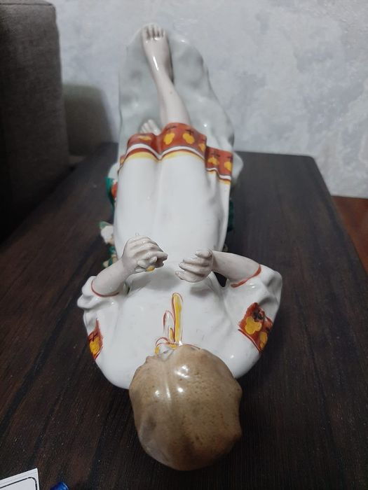 Статуэтка советского периода Девушка с ромашкой