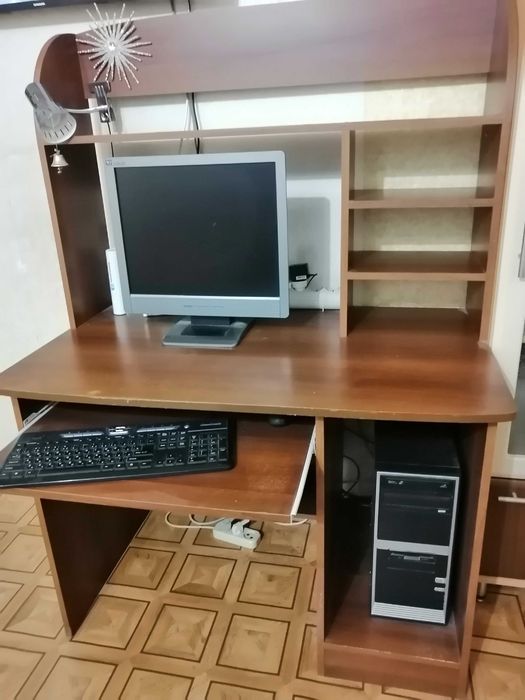 Стол компьютерный в хорошем состоянии