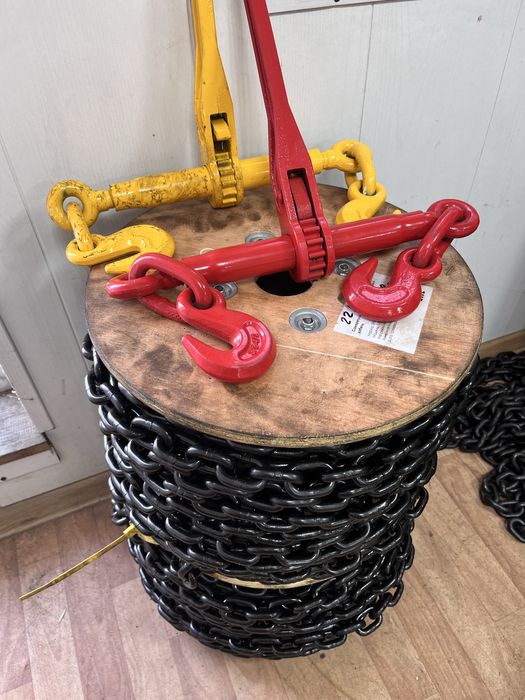 Цепь, талрепы, ремни стяжые.