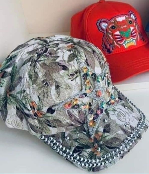 Дамска шапка с красиви орнаменти!