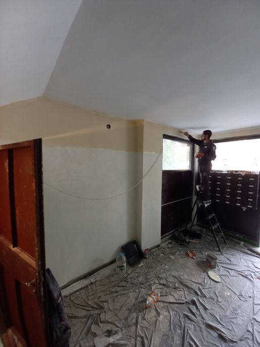 Боядисване на фоае и стълбище