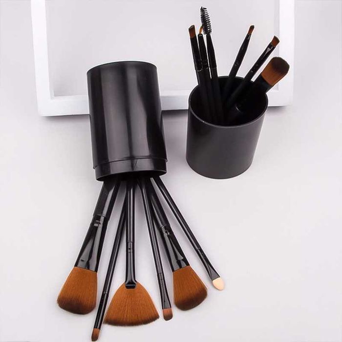 Комплект професионални четки за грим 12 броя с калъф