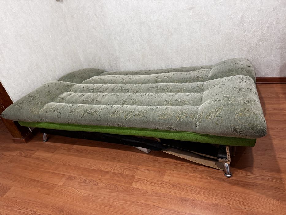 Диван зеленого цвета