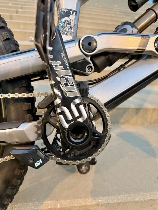 YT Tues CF Pro Race carbon downhill