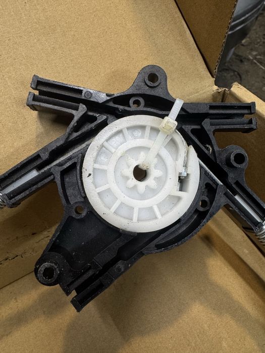 Продам стеклоподьемник Ford focus1 передний левый