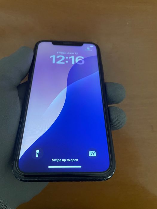 Продавам черен iPhone XR 64gb