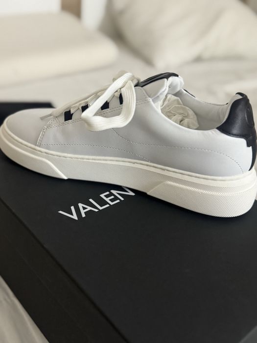 Чистонови обувки Valentino