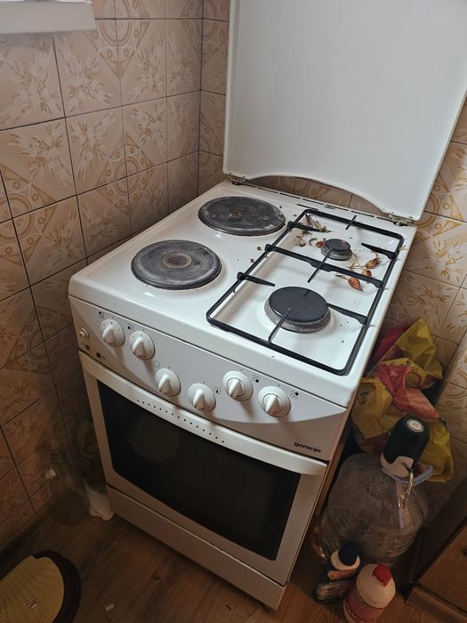 Подарявам обзавеждане, диван, маса, столове и друго