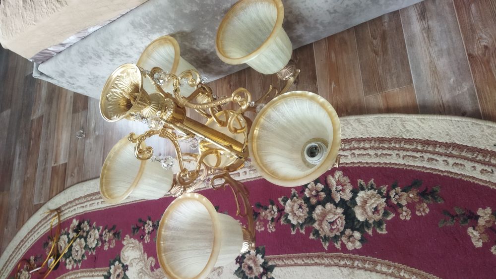 Продам люстру в отличном состоянии