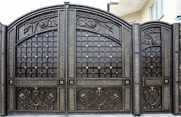 Покраска ворота, дверь, тапчан, лесница