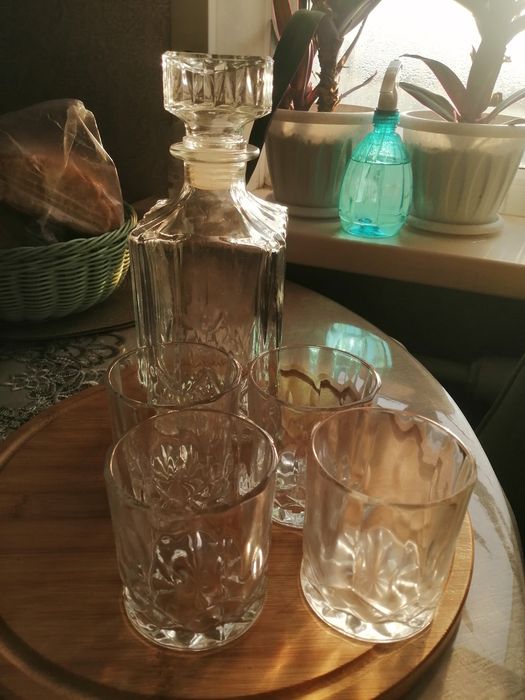 Графин и 4 бокала.