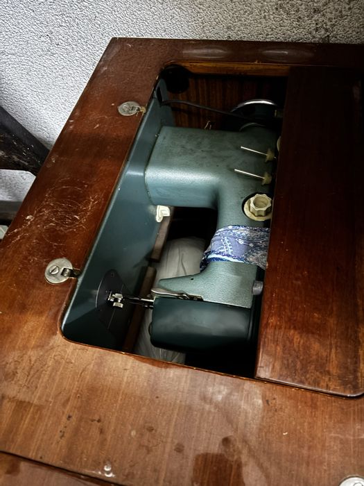 Швейная машинка в тумбе