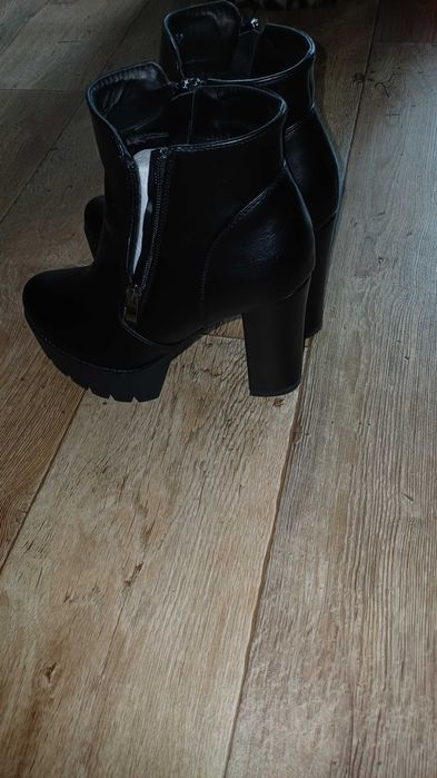 Обувки с висок ток