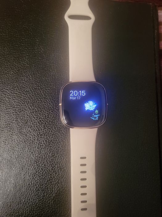 Смарт часовник Fitbit sens