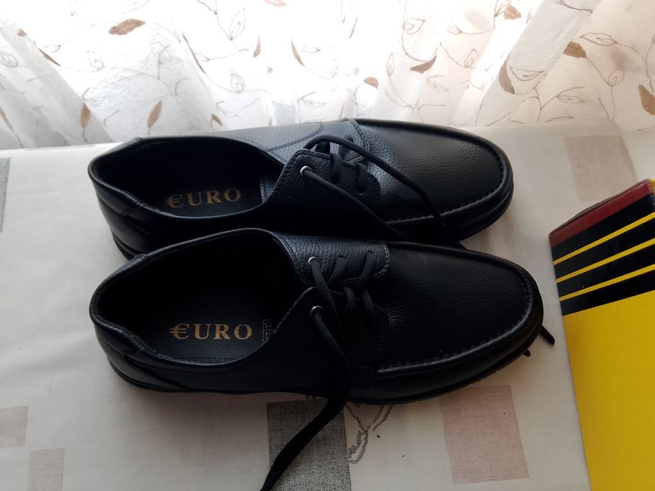 Продаю ботинки новые в коробке.