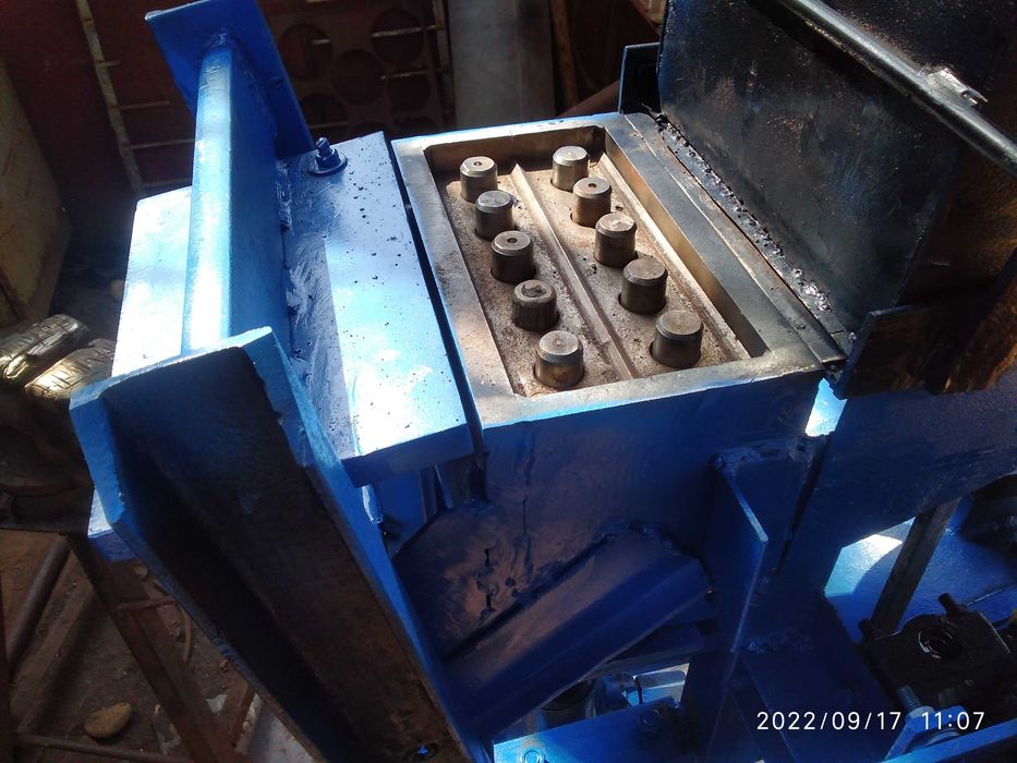 Продам   гидравлический  станок кирпича