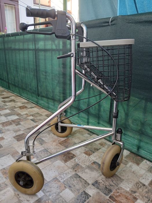 Vând cadru metalic cu roti