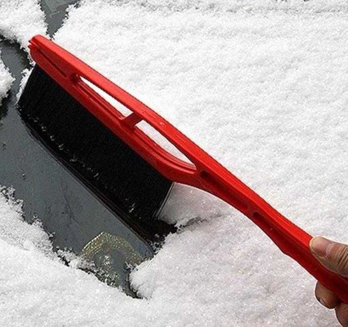 Щетка от снега со скребком
