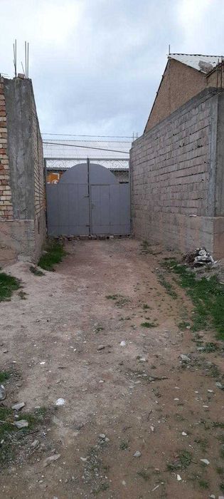 Жиззах шахрида курилиши битмаган ҳовли зудлик билан сотилади.