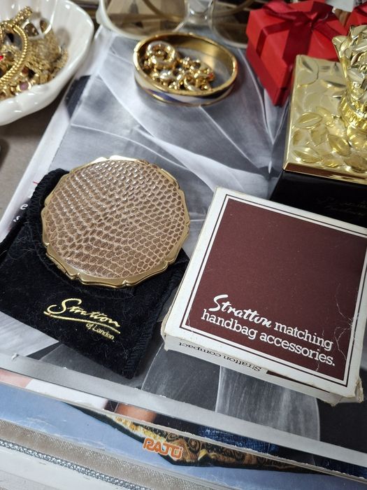 Пудриера Stratton London, антик
