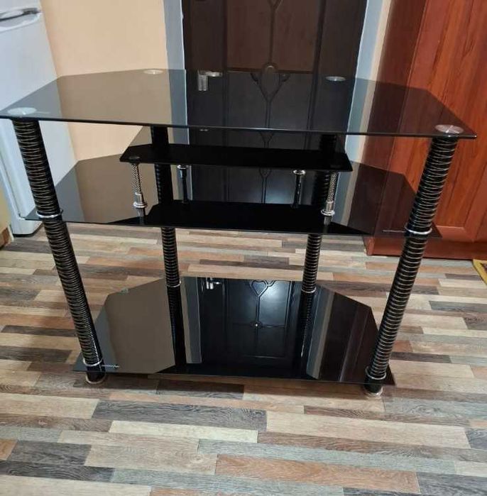 Полка под телевизор. Стеклянная