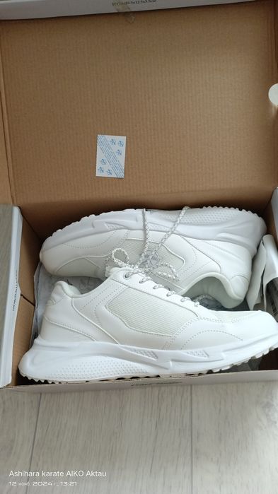 Кроссовки новые белые
