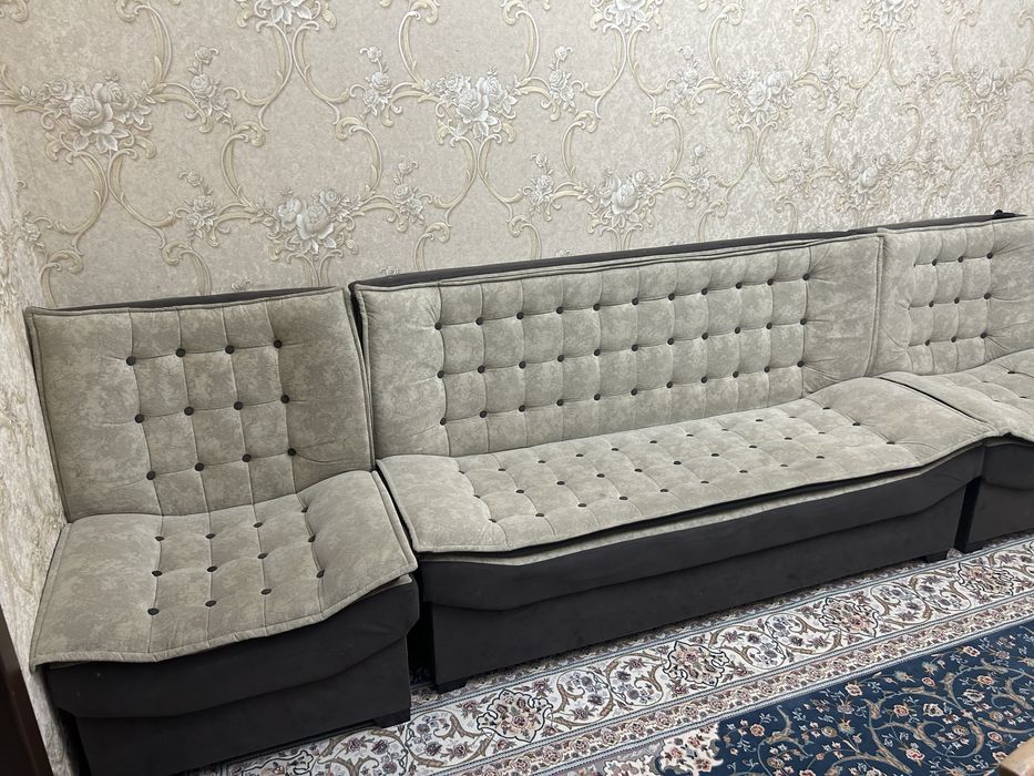 Продаётся удобный и аккуратный мягкий гарнитур: диван и два кресла.