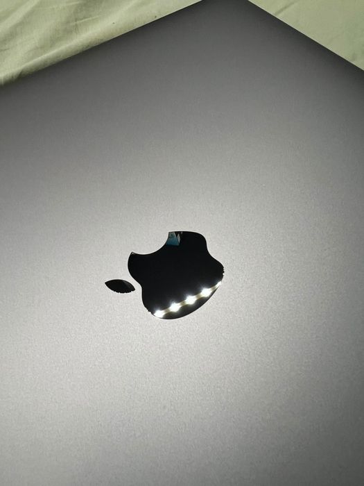 MacBook Pro 15″ (Mid 2018) – 32 GB RAM / SSD 1 TB / Radeon Pro Vega 2