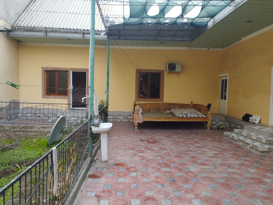 Uy sotiladi Sariosiyo Sentrdan