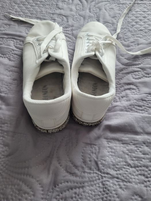 Дамски пантофки Adidas и бели кецове