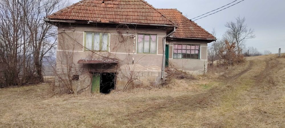 Vand casa care necesita renovare.