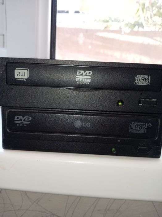 Продам DVD-RW 
Работает отлично, читает и записывает DVD и CD д