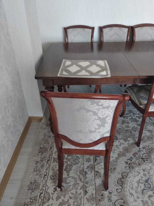 Стол со стульями