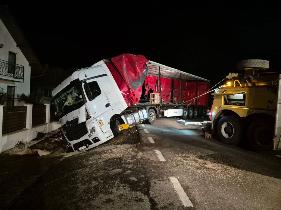 Tractari Auto Gaesti Platforma cu Macara Tractari Camioane