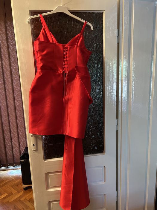 Vand rochie de tafta rosie marimea 42