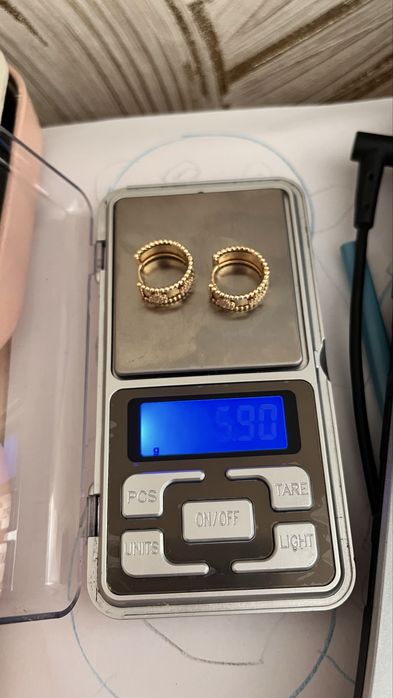 Продам золотые серьги
