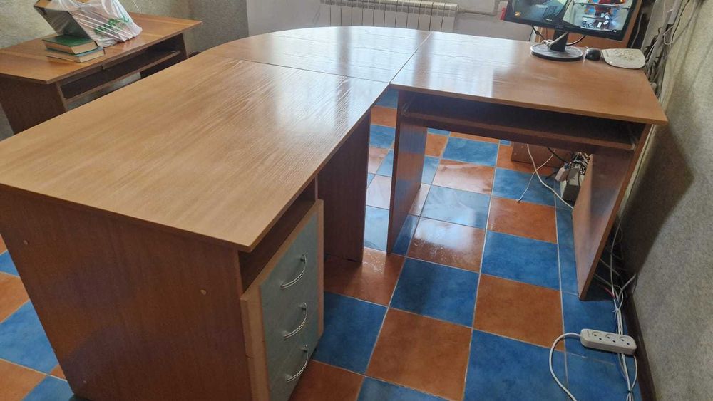 Стол письменный деревянный