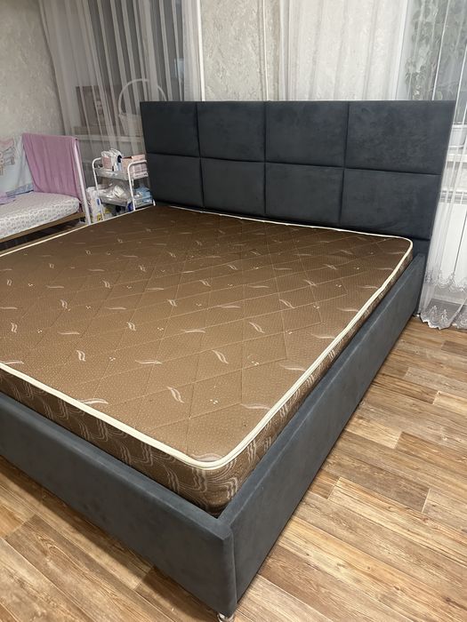 Двухспальная кравать 200х200 см. с матрасом и подъемным механизмом