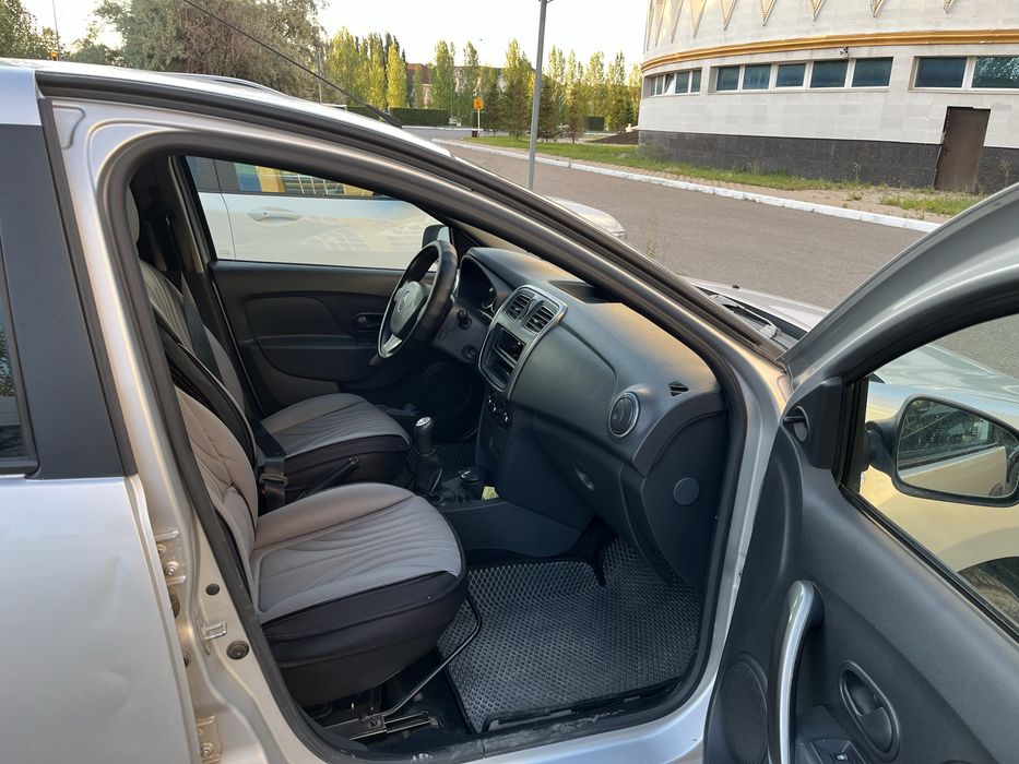 Машина Renault Logan