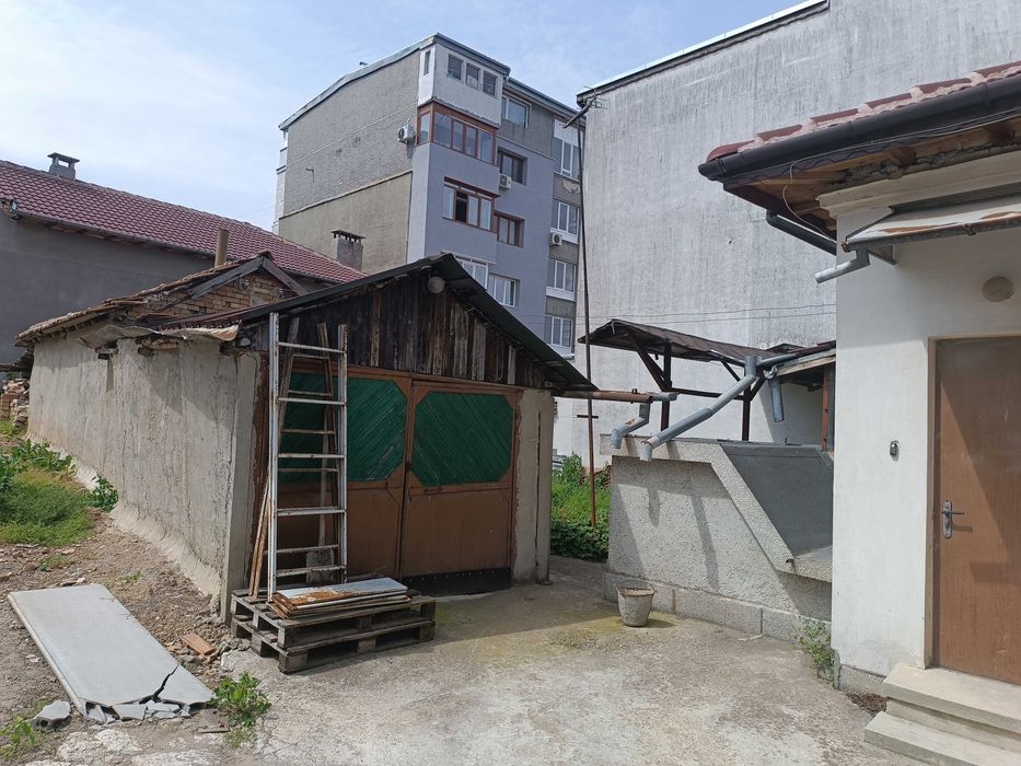 Продава се къща в района на  ХГ  " Св. св. Кирил и Методий "