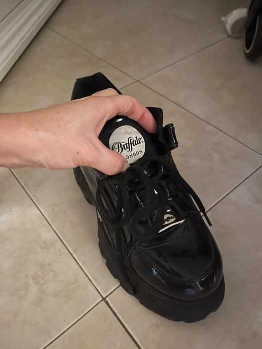 Buffalo черни лачени