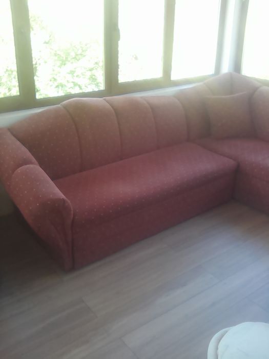 Продавам  запазени дивани ,