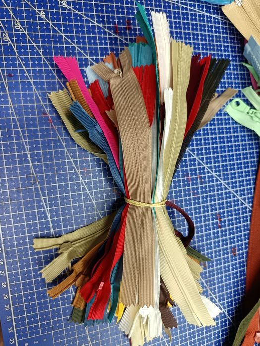 Ципове, ластици, и парчета естествена кожа