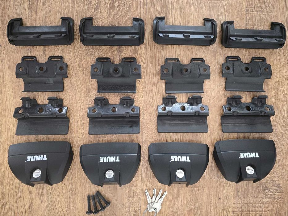 Vând două suporturi THULE pentru bicicletă împreună cu două bare transversale THULE de fixare pe automobil