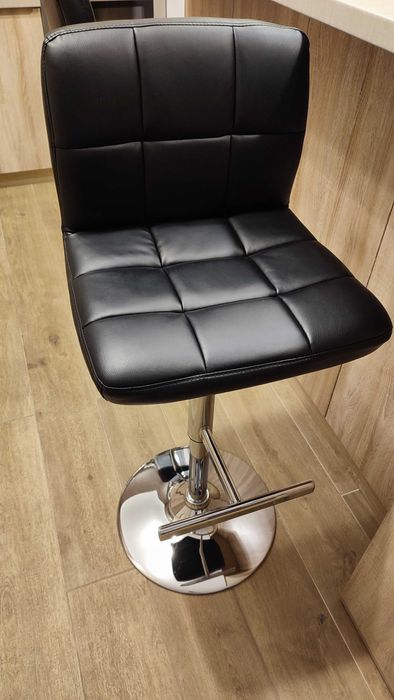 Vand 2 scaune de bar rotative, reglabile pe inaltime